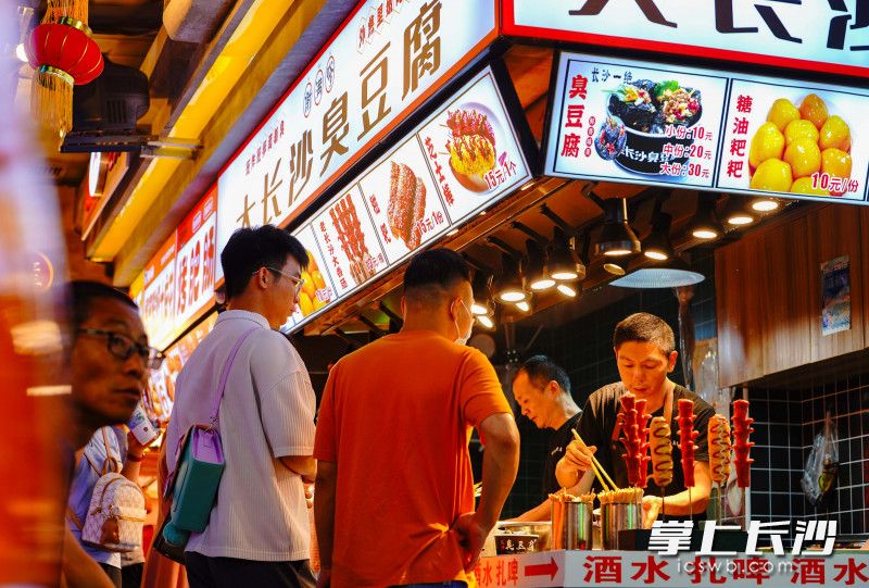 大长沙美食城寨内，各类美食让人垂涎欲滴。长沙晚报全媒体记者 刘晓敏 摄