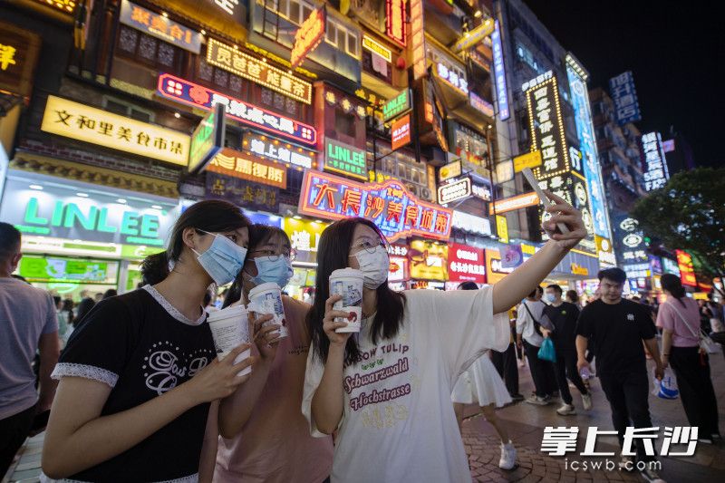 市民在大长沙美食城寨前“打卡”。长沙晚报全媒体记者 郭雨滴 摄