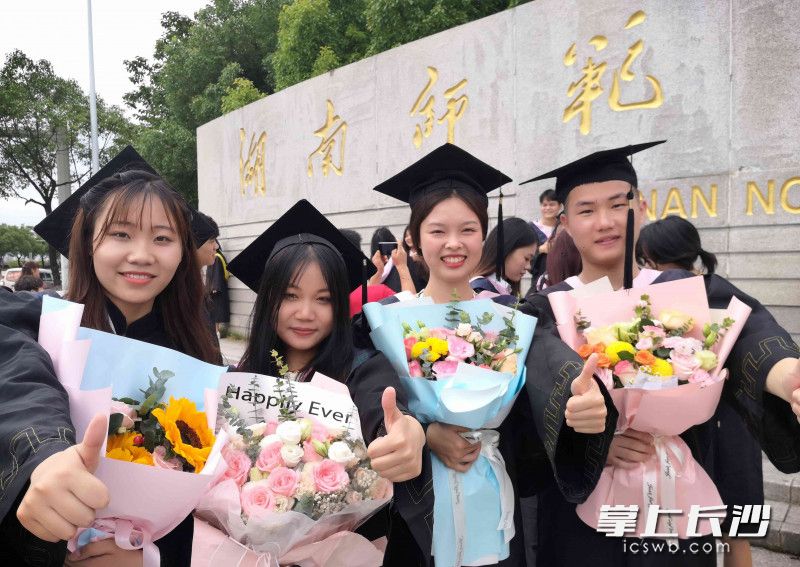 毕业生们在为自己点赞。又是一年毕业季，长沙各大高校的千万毕业生们，即将告别长沙这片热土离开长沙这座城。均为长沙晚报全媒体记者 贺文兵 摄