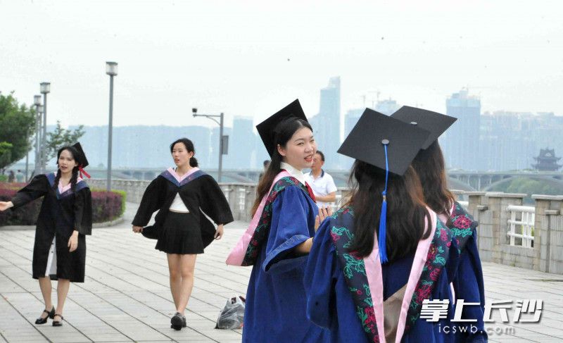 去湘江风光带拍毕业照，是毕业生们的共识。