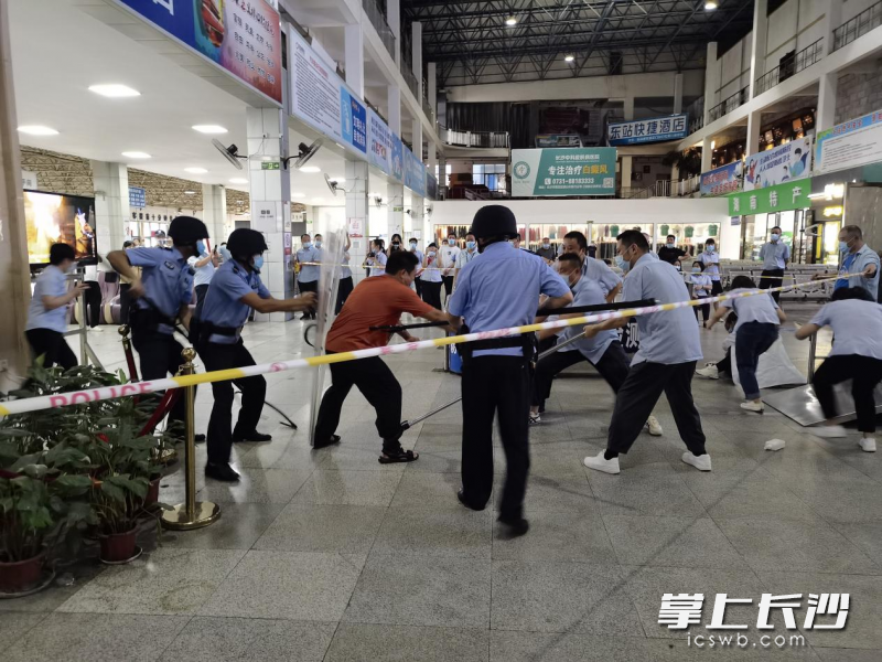 演练中，民警和安保人员合力制服持刀男子。均为长沙晚报通讯员 朱端武摄