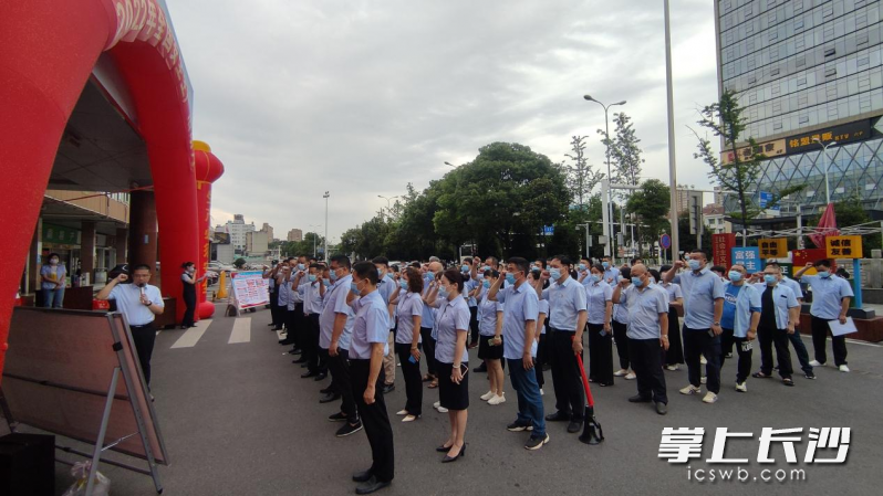 百余名工作人员举行安全生产集体签名活动。