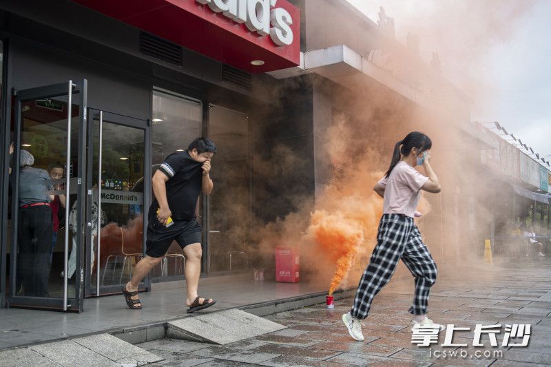 长沙市城管执法局工作人员在进行模拟餐饮门店液化气泄漏事故安全应急演练。