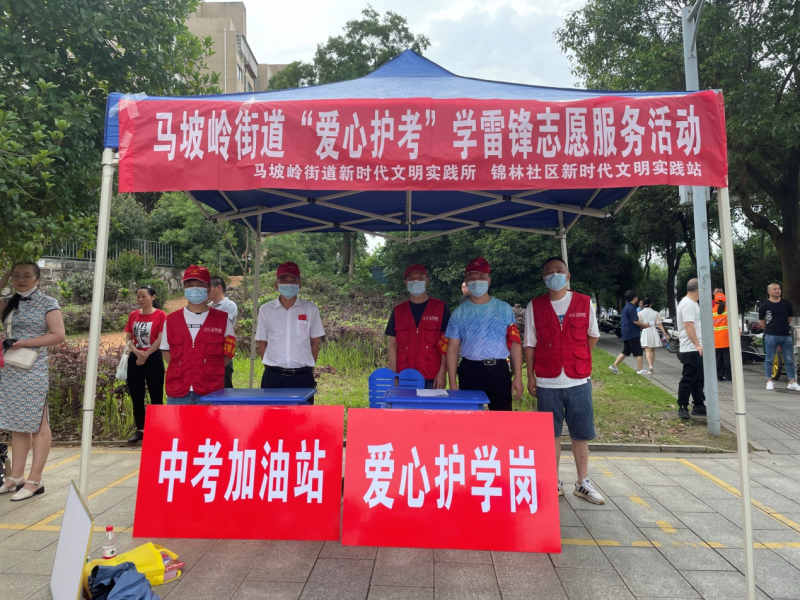 志愿者早早来到考点护考。均为长沙晚报通讯员 赵嘉欣摄