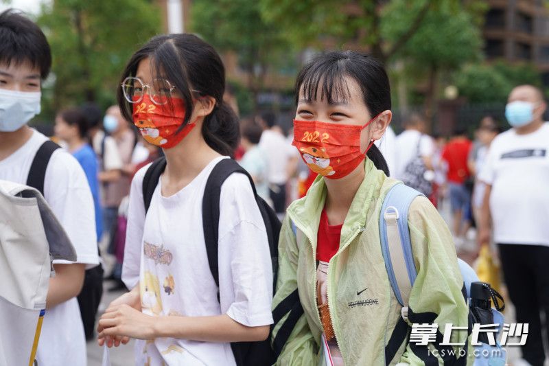考生带着自信的笑容奔赴考场。长沙晚报全媒体记者 周数邑 摄