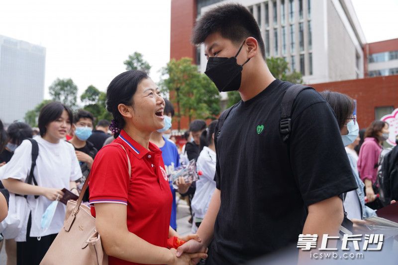 开考前，一位家长为考生加油鼓劲。长沙晚报全媒体记者 周数邑 摄