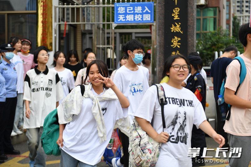 第一堂考试结束，考生面带笑容走出考场。长沙晚报全媒体记者 郭雨滴 摄