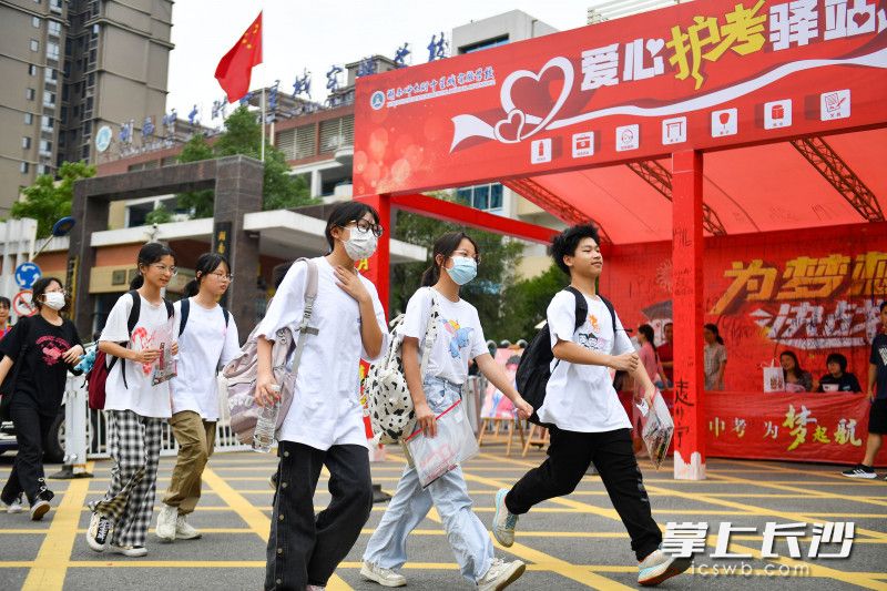 第一堂考试结束，考生面带笑容走出考场。长沙晚报全媒体记者 郭雨滴 摄