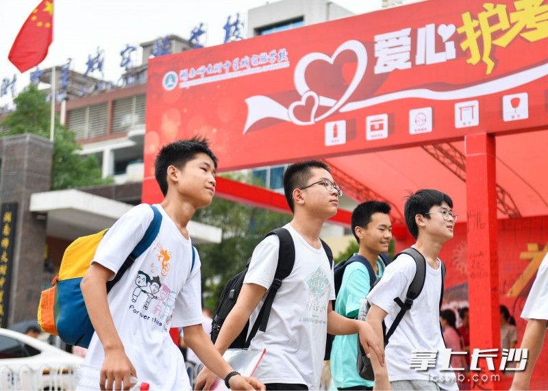 第一堂考试结束，考生自信走出考场。长沙晚报全媒体记者 郭雨滴 摄