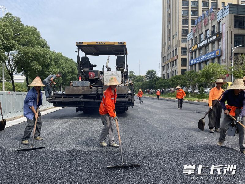 位于宁乡市城乡接合部的长宁旺角公用停车场建成之后，可以新增48个停车位，有效缓解周边群众停车难问题。   长沙晚报全媒体记者 张禹 通讯员 孙新明 摄影报道