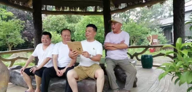 村民吟唱乡村“金曲”。　受访者供图