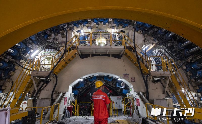 20日上午，湘雅路过江通道工程右线顺利实现盾构始发。长沙晚报全媒体记者 邹麟 摄