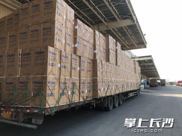 ▲在今年618期间，海尔荣登拼多多冰箱、洗衣机两大单品的销量冠军，图为海尔产品正在出库。（受访者供图）