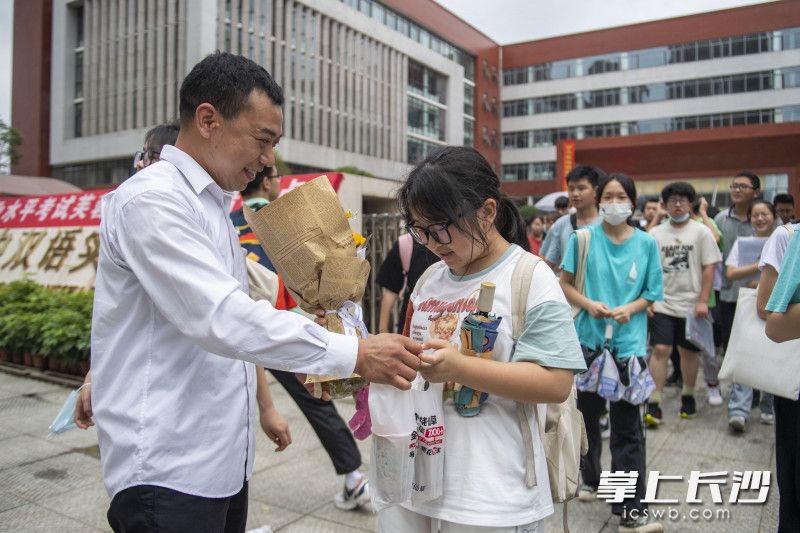 散考后，一位父亲为孩子送上鲜花和冷饮。长沙晚报全媒体记者 郭雨滴 摄