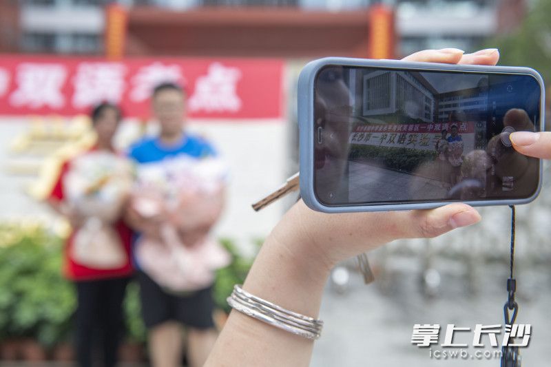 散考后，考生在校门处合影留念。长沙晚报全媒体记者 郭雨滴 摄