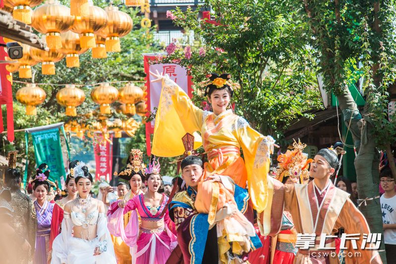 宁乡文旅在长沙1小时经济圈举起“周末游”品牌化旗帜。图为炭河古城的古装国潮风表演。   资料图片