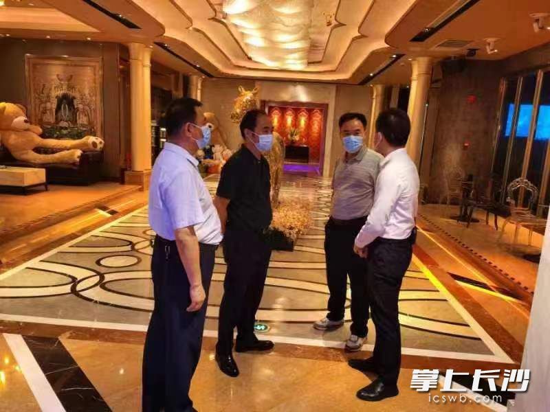 执法人员现场办公。  均为长沙晚报全媒体记者宁莎鸥摄