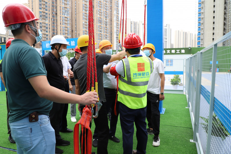 观摩人员正在安全体验区体验安全带使用。 观摩人员正在安全体验区体验安全带使用。