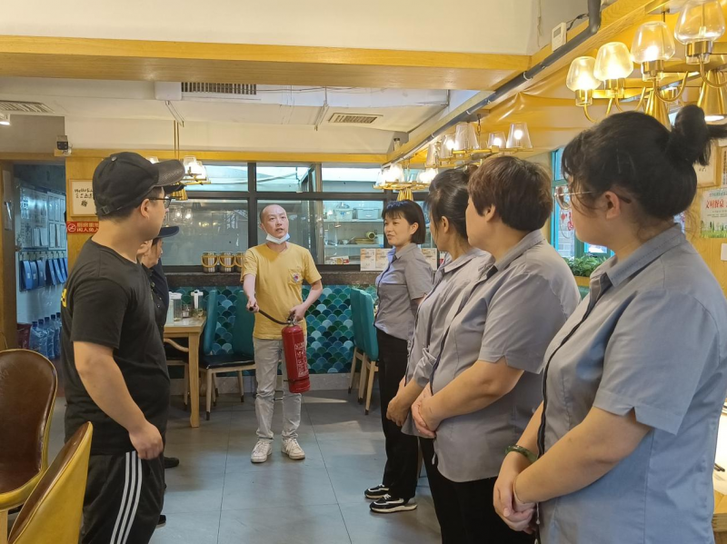 二里牌社区综治专干向大家演示了灭火器的使用原理。长沙晚报通讯员 文旭摄