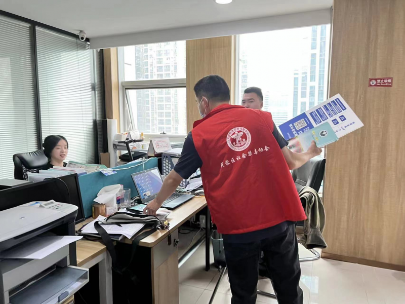 志愿者发放禁毒宣传资料传播禁毒知识。长沙晚报通讯员 欧阳威摄