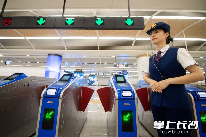 旅客可以通过刷卡和二维码等方式进站。