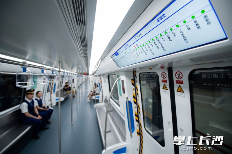 车辆行驶信息显示在43寸的显示屏上。