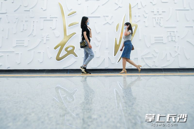 市民在地铁站内徜徉。