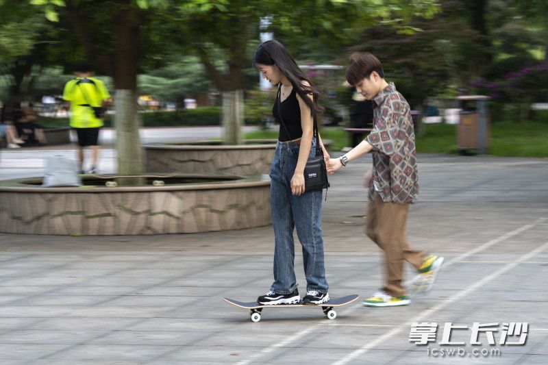 一对年轻人在练习滑板。长沙晚报全媒体记者 郭雨滴 摄