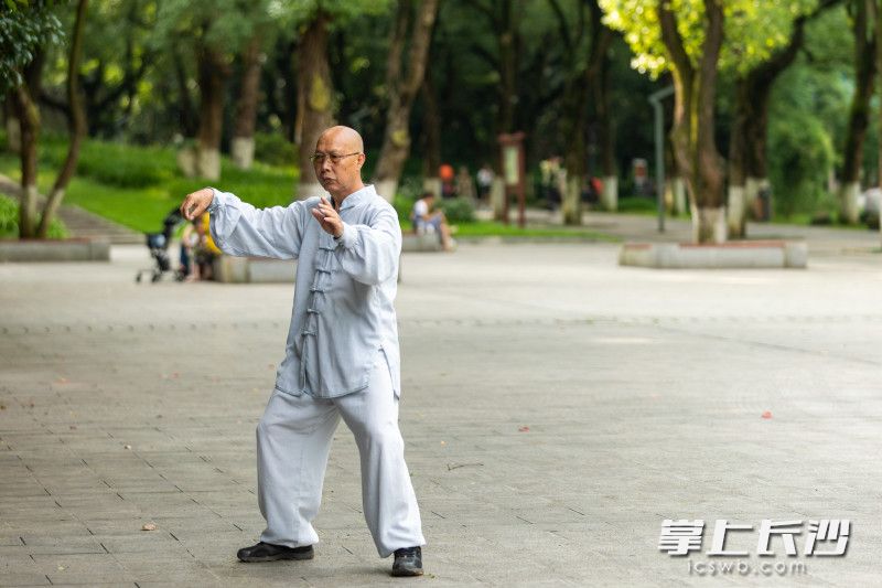 一位老者在打太极拳。长沙晚报全媒体记者 董阳 摄