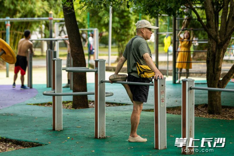 一名男子在舒展筋骨。长沙晚报全媒体记者 董阳 摄