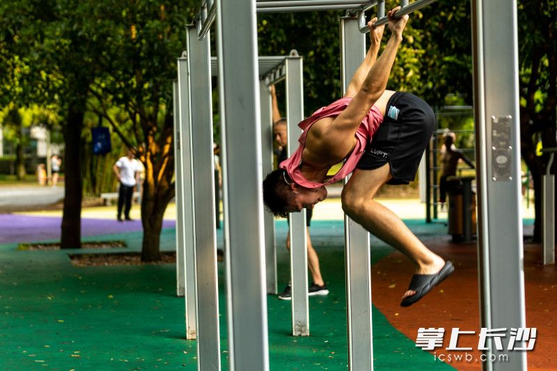 一名男子在练习翻跟头。长沙晚报全媒体记者 董阳 摄