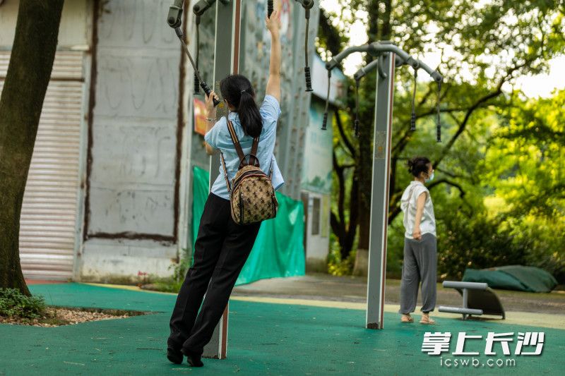 一位女士在用公共健身设施锻炼。长沙晚报全媒体记者 董阳 摄