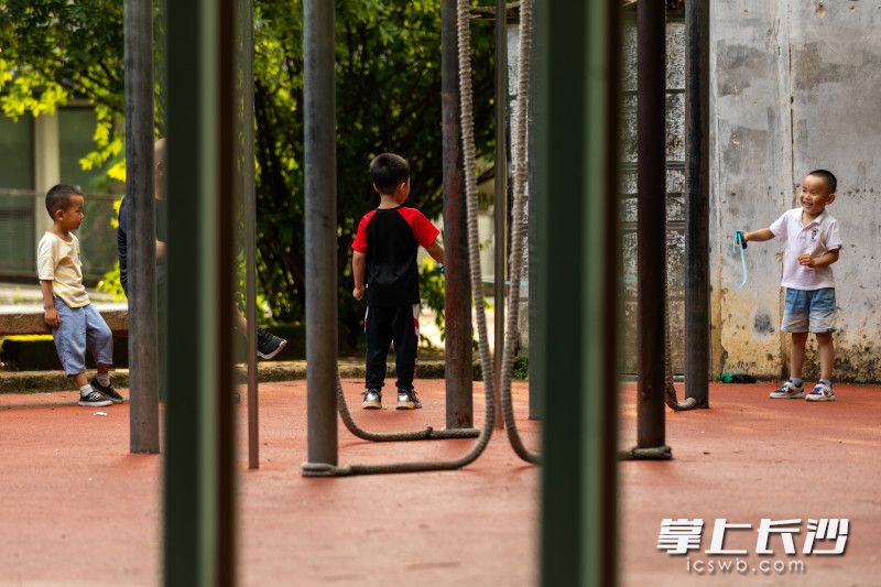 小孩运动并快乐。长沙晚报全媒体记者 董阳 摄