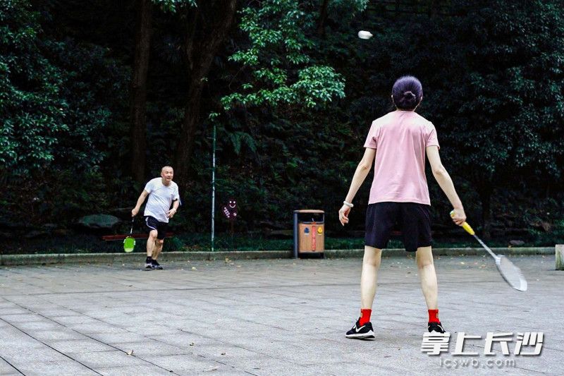 烈士公园内市民正在打羽毛球。长沙晚报全媒体记者 刘晓敏 摄