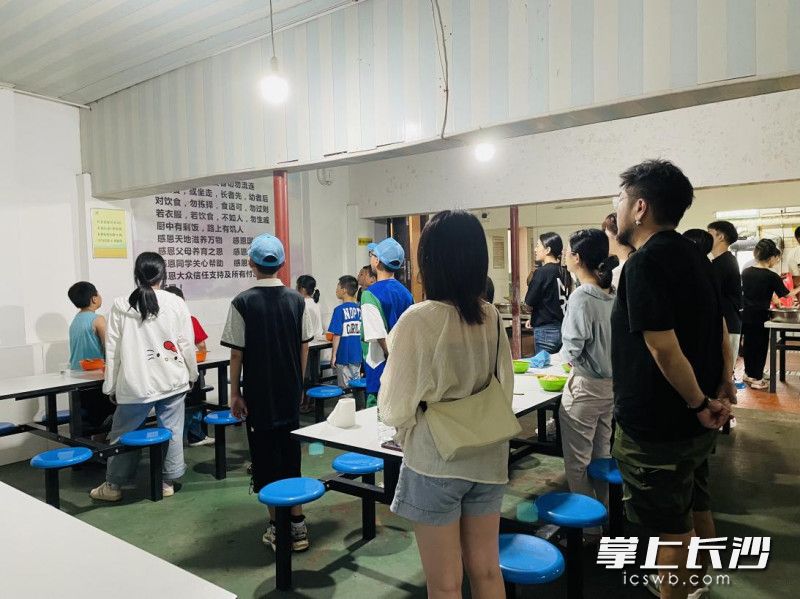 小朋友们一起进行餐前仪式，朗读感恩词。  均为长沙晚报通讯员黄凌晨供图