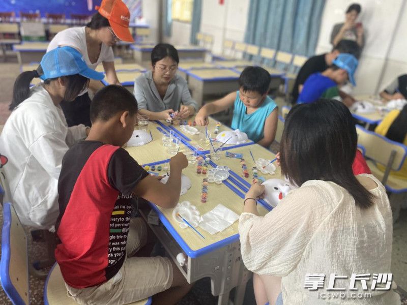 孩子们一起开展活动。