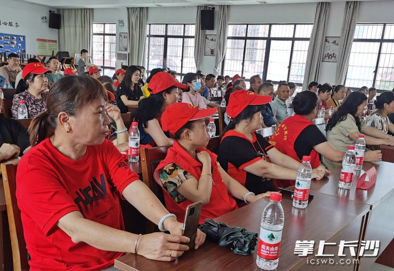 党员志愿者聚精会神地听讲座。 长沙晚报通讯员 徐玲 供图