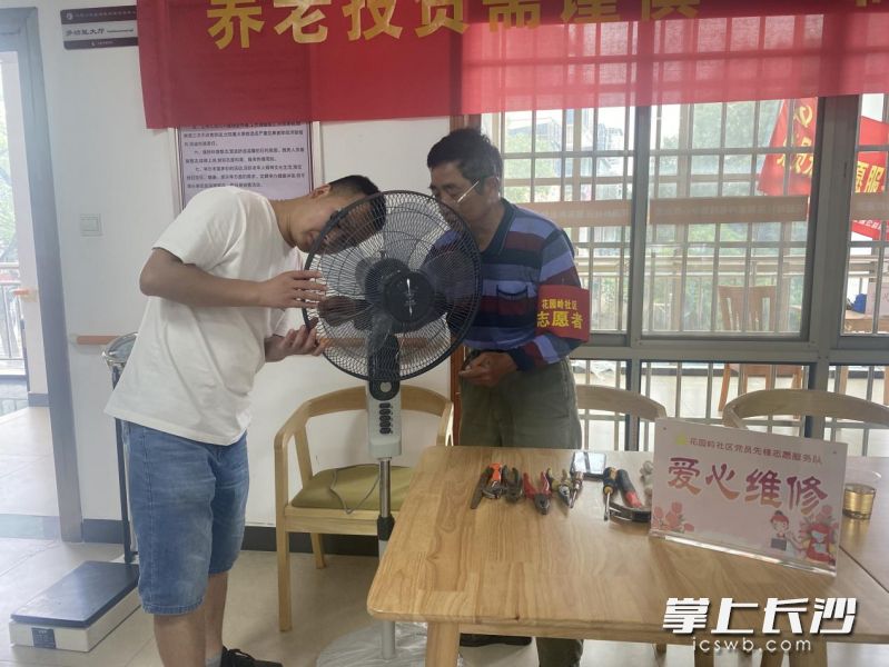 义务修风扇。  均为长沙晚报通讯员曹璐供图