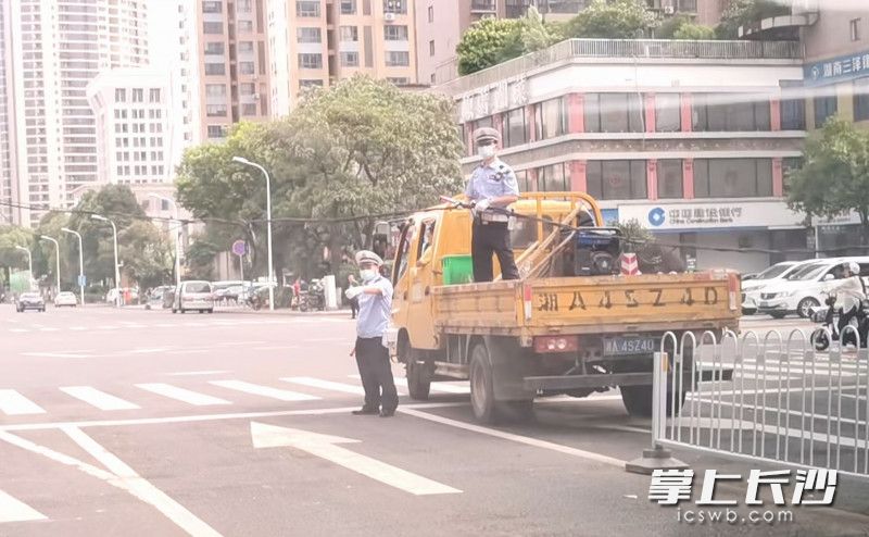 市民拍到的交警托举缆线的画面。