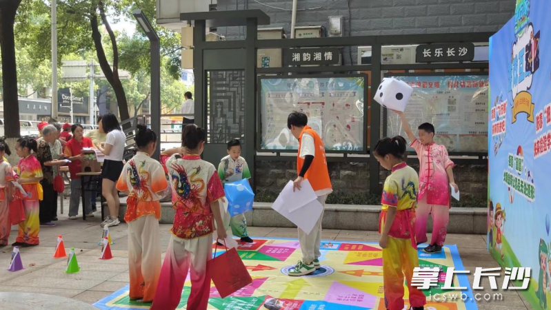 禁毒飞行棋游戏吸引了很多小朋友前来参加。  均为长沙晚报通讯员曹依摄