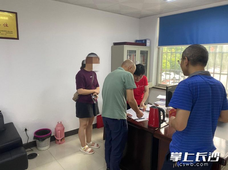 当场签订协议。长沙晚报通讯员 潘可欣 供图