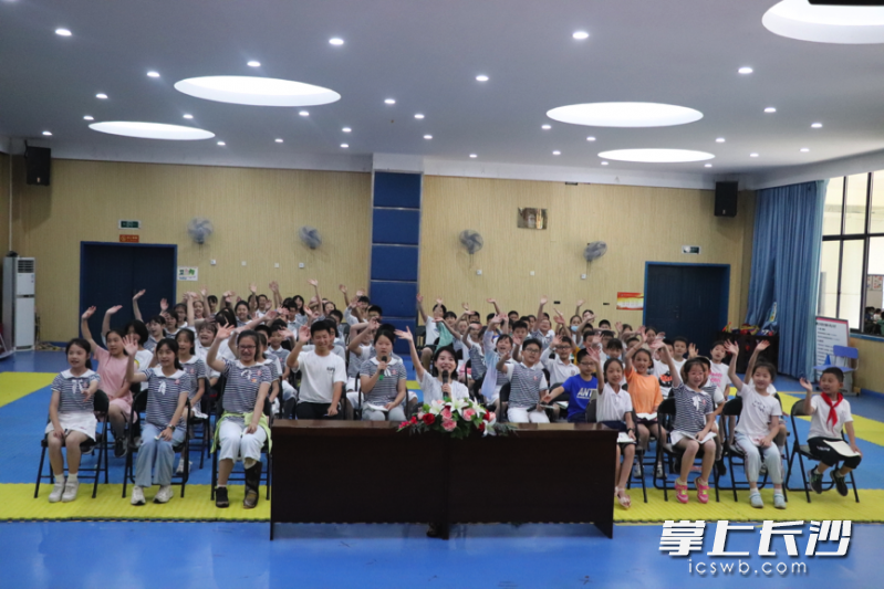 孩子们开心地跟奥运冠军姐姐打招呼。
