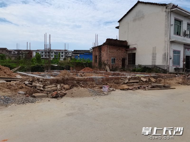 王哲理家的新房已打好基脚。受访者供图