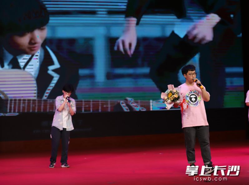 师生合演《剩下的盛夏》《周南我爱你》。