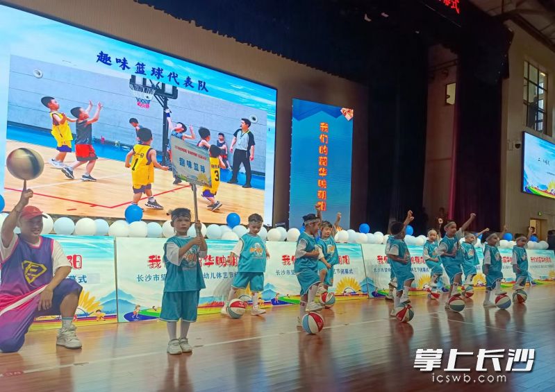 入场式，篮球小将们精彩亮相。   长沙晚报全媒体记者 陈良 摄