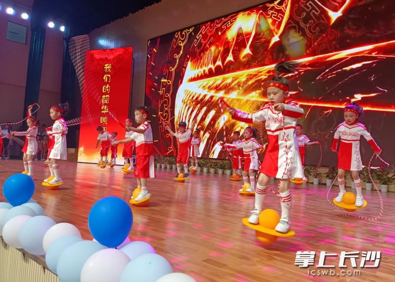 跳绳队的队员们表演趣味跳绳。