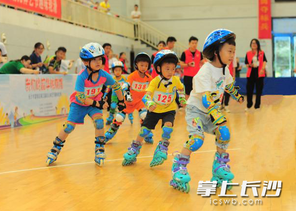 趣味轮滑比赛现场。