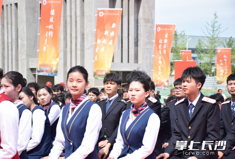 长沙市现代商贸中等职业学校学生参加新校区揭牌庆典暨搬迁启动仪式。