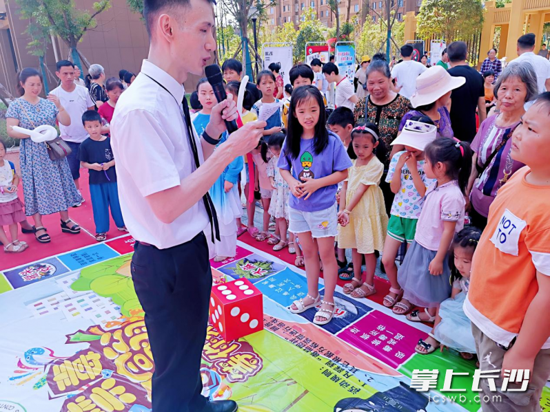 在“禁毒大富翁”游戏中，三名参与活动的小朋友体验坎坷不已的“戒毒之路”。均为长沙晚报通讯员孔亚超摄