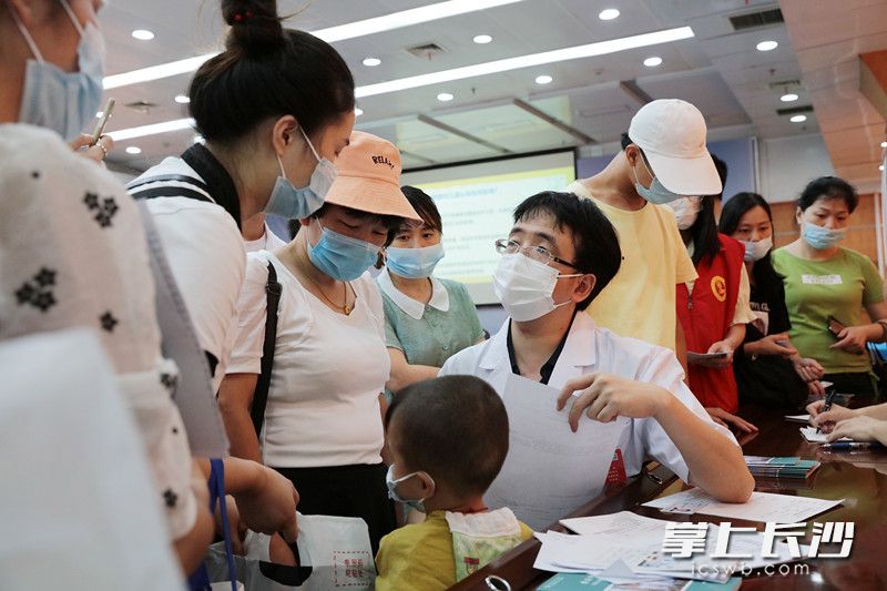活动当天，医院癫痫多学科专家团队开展义诊。   长沙晚报通讯员 杨文 摄
